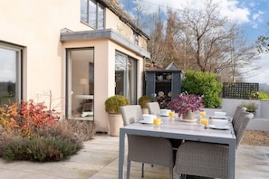 Outdoor dining - Cotswold Hillside Retreat with Stunning Views (Stroud)