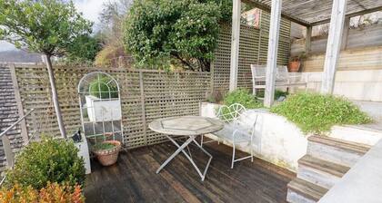 Cotswold Hillside Retreat with Stunning Views