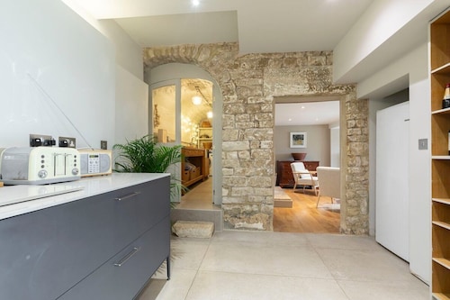 Cotswold Hillside Retreat with Stunning Views