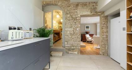 Cotswold Hillside Retreat with Stunning Views
