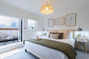 4 habitaciones, tabla de planchar con plancha y cuna de viaje