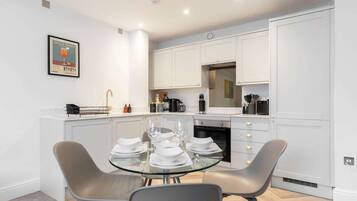 Kühlschrank, Ofen, Herdplatte, Wasserkocher mit Kaffee-/Teezubehör