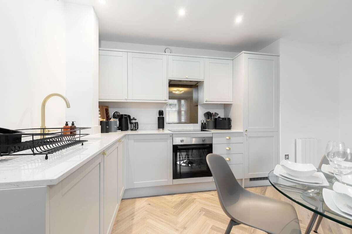 Réfrigérateur, four, plaque de cuisson, cafetière/bouilloire