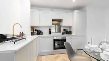 Kjøleskap, ovn, kokeplater og kaffetrakter/tekoker