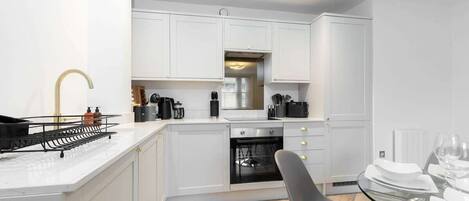 Fridge, oven, stovetop, coffee/tea maker
