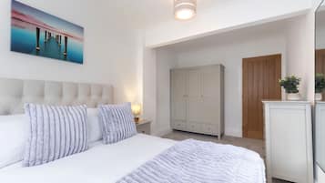 3 habitaciones, tabla de planchar con plancha y cuna de viaje