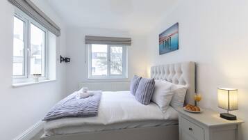 3 bedrooms, iron/ironing board, travel crib, WiFi (free)