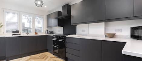 Kylskåp, mikrovågsugn, ugn och spishäll