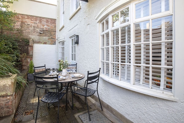 تناول الطعام بالخارج