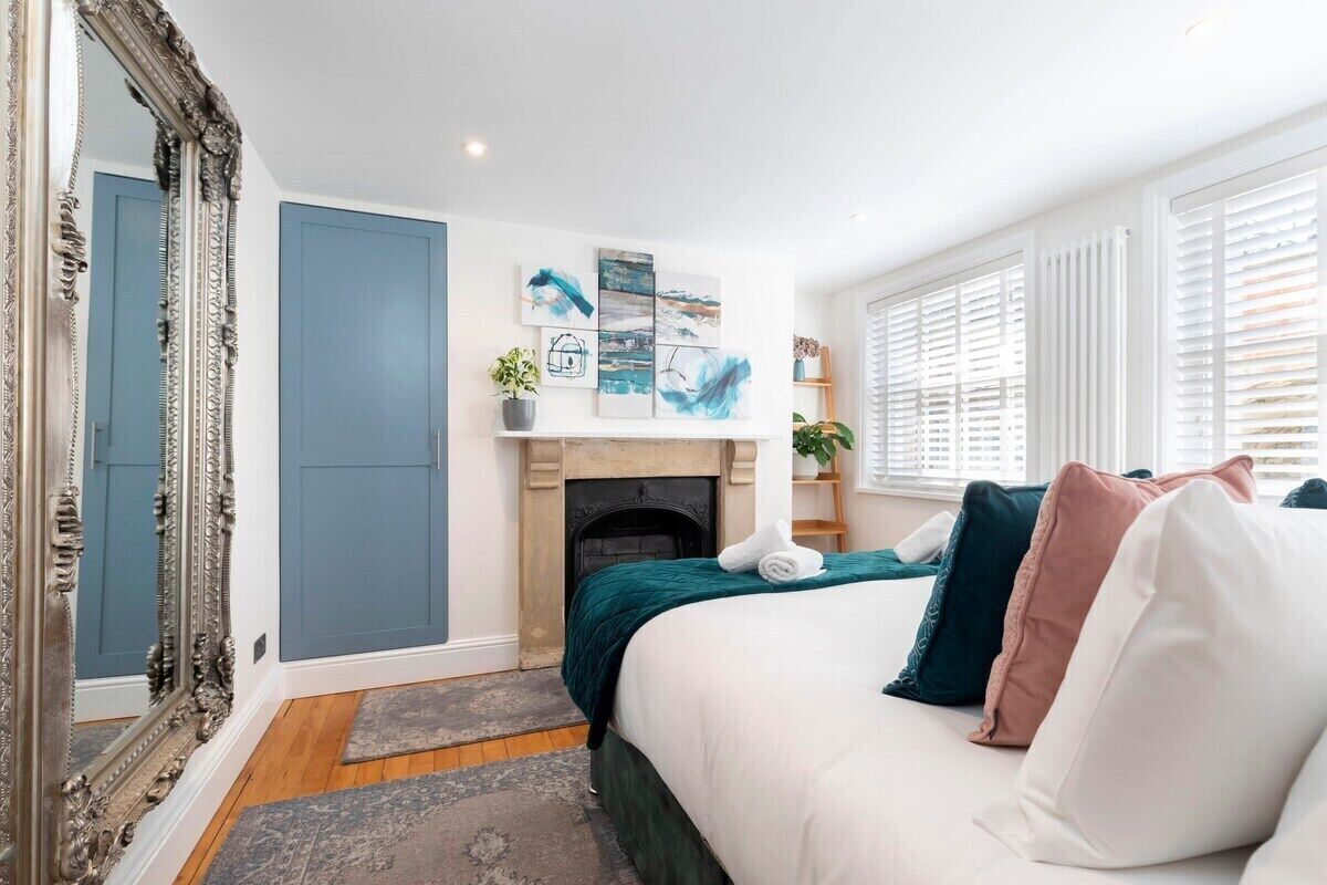 2 bedrooms, iron/ironing board, travel crib, WiFi (free)