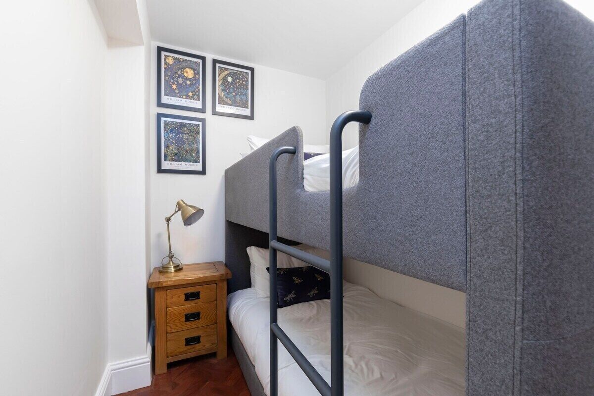 2 habitaciones, tabla de planchar con plancha y cuna de viaje 