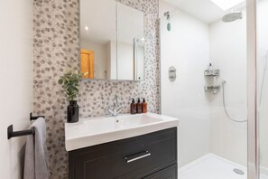 Shower, hair dryer, towels