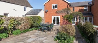 Tranquil Home on Leckhampton Hill with EV Charger