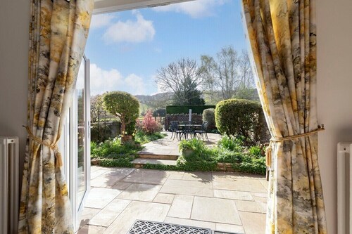 Tranquil Home on Leckhampton Hill with EV Charger