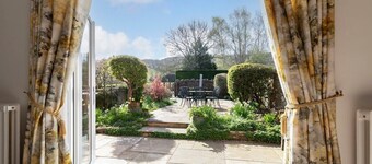 Tranquil Home on Leckhampton Hill with EV Charger