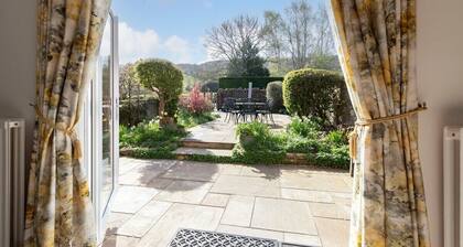 Tranquil Home on Leckhampton Hill with EV Charger