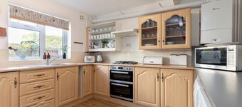 Tranquil Home on Leckhampton Hill with EV Charger