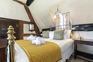 4 bedrooms, iron/ironing board, travel crib, free WiFi - Beautiful 4 Bedroom Cotswold Thatched Cottage (Twigworth)