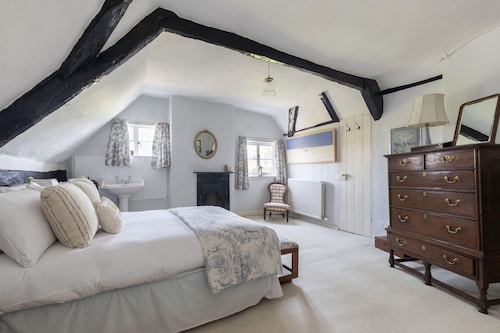 Beautiful 4 Bedroom Cotswold Thatched Cottage