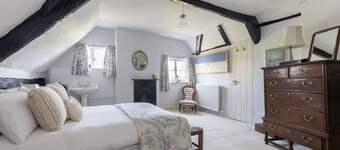 Beautiful 4 Bedroom Cotswold Thatched Cottage