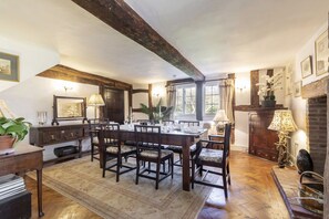 Dining - Beautiful 4 Bedroom Cotswold Thatched Cottage (Twigworth)