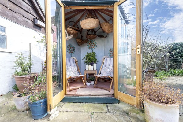 Terrace/patio - Beautiful 4 Bedroom Cotswold Thatched Cottage (Twigworth)