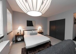 1 bedroom, free WiFi, bed sheets - Cozy Studio Getaway  Walk to Dining and Shops + Laundry (Chicago)
