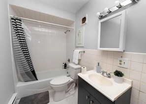 Shower, towels, soap, shampoo - Cozy Studio Getaway  Walk to Dining and Shops + Laundry (Chicago)