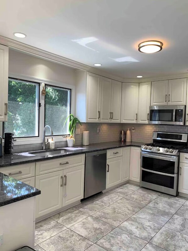 Fridge, microwave, oven, stovetop - Spacious 3BR w/pool and a min from Gulf beach in Milford CT (Milford)