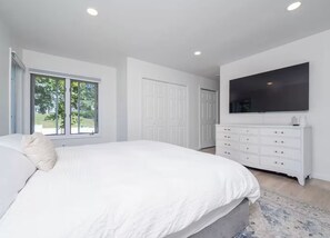 3 bedrooms, desk, iron/ironing board, WiFi - Spacious 3BR w/pool and a min from Gulf beach in Milford CT (Milford)