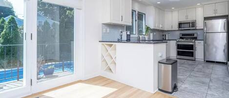 Frigorífico, microondas, horno y placa de cocina