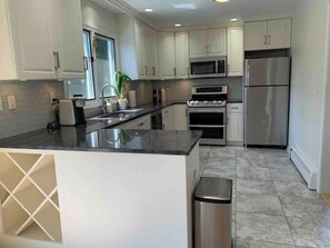 Fridge, microwave, oven, stovetop - Spacious 3BR w/pool and a min from Gulf beach in Milford CT (Milford)