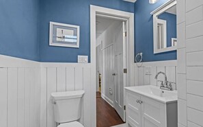 淋浴设施、吹风机、肥皂、卫生纸