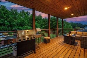 Outdoor dining - Lux, Cold Plunge, Hot Tub, Sauna, Firepit, Game Room, Grocery Concierge! (Asheville)