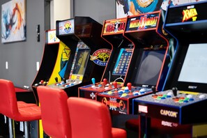 Casino - Lux, Cold Plunge, Hot Tub, Sauna, Firepit, Game Room, Grocery Concierge! (Asheville)