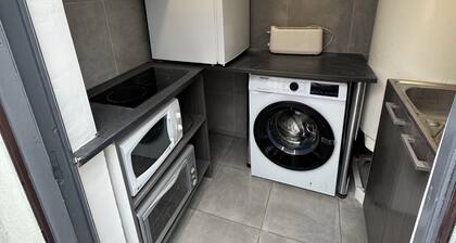 Studio meublé neuf avec salle de bain véranda au calme 10 mn du centre