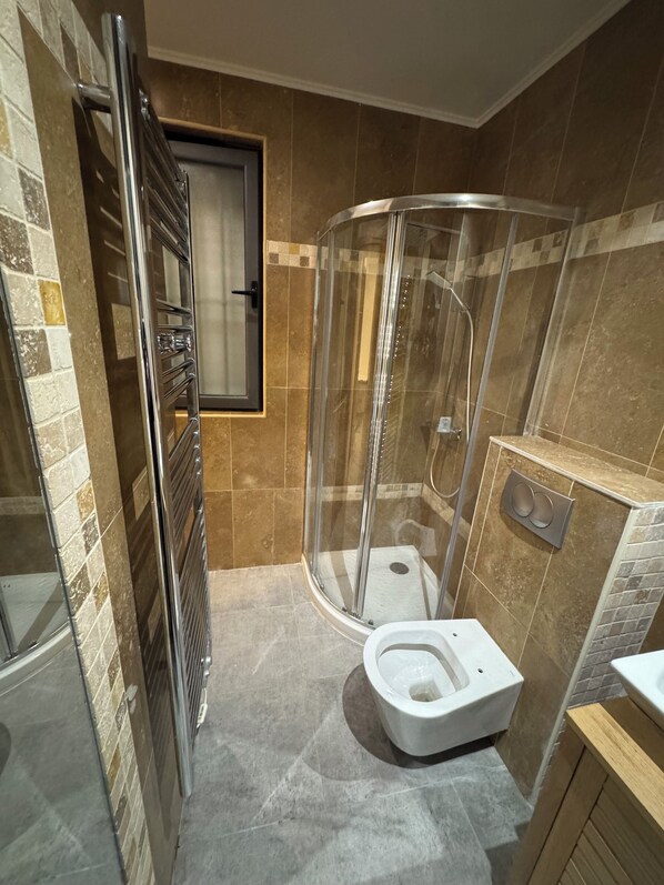 Douche, séchoir à cheveux, serviettes fournies, savon