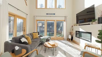 Una televisión, una chimenea