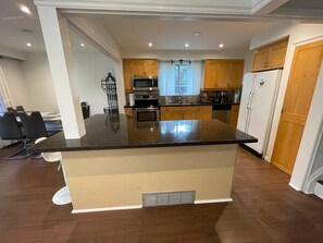 Private kitchen - Spacious next to Millpond 3BDRM main floor house/Yard/Parking (Richmond Hill)
