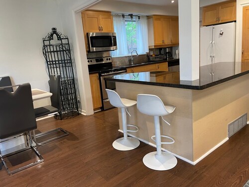 Spacious next to Millpond 3BDRM main floor house/Yard/Parking