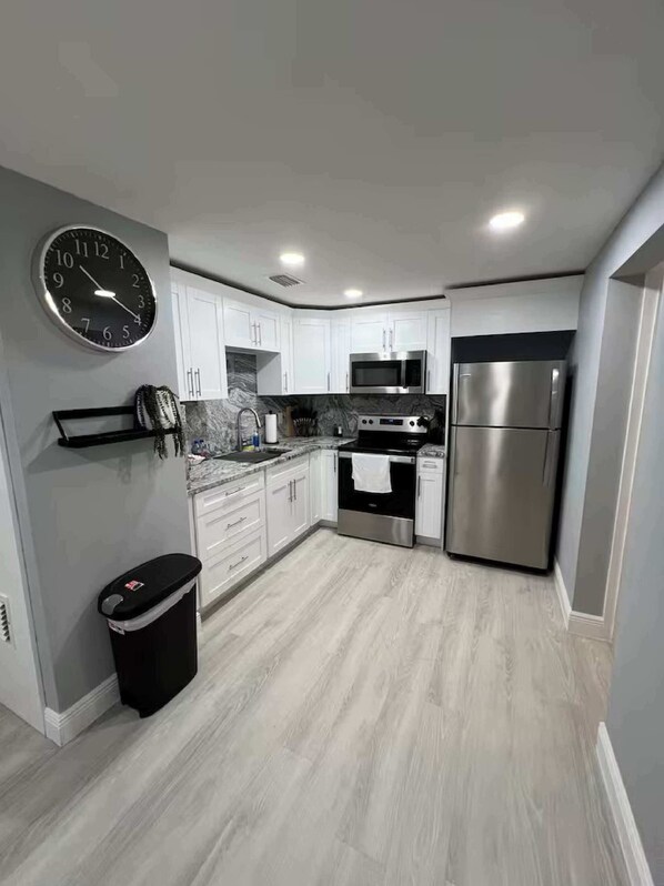 Fridge, microwave, oven, coffee/tea maker