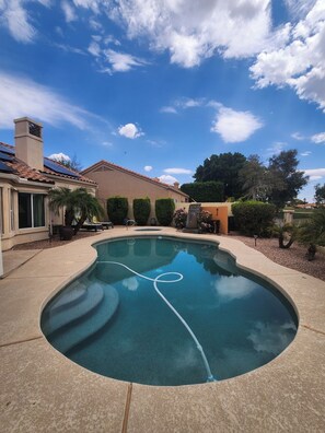 Pool - Stunning 3 bed/2.5 bath Overlooking Ocotillo Golf Course w/ Heated pool & Hottub (Chandler)