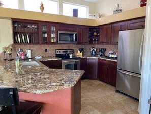 Microwave, oven, stovetop, dishwasher - Stunning 3 bed/2.5 bath Overlooking Ocotillo Golf Course w/ Heated pool & Hottub (Chandler)