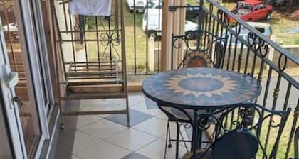 Cozy 2-bedroom apartment in welcoming Flic en Flac with WiFi, AC, close to beach