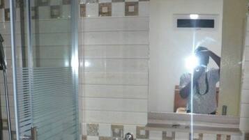 Douche, serviettes fournies