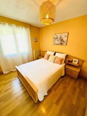 2 chambres, coffre-fort, bureau, fer et planche à repasser