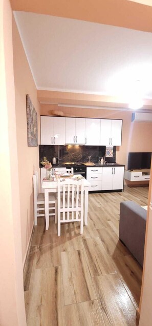 Familjelägenhet - balkong - viss havsutsikt | Eget kök | Stort kylskåp, ugn, spishäll och barnstol