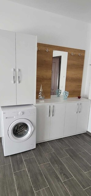 Familjelägenhet - balkong - utsikt mot staden | Badrum | Dusch, hårtork, handdukar och tvål