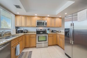 Refrigerador, microondas, horno, placa de cocina