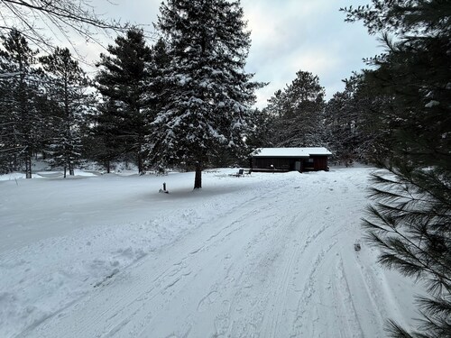 Charming 2-bedroom cabin with WiFi, AC near ATV routes, & Rock Dam Lake.